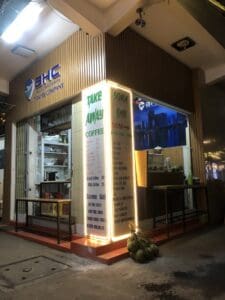 Lắp Đặt Bảng Hiệu Lam Nhựa Giả Gỗ - Đẹp, Bền, Giá Tốt 1 Lap Dat Bang Hieu Lam Nhua Gia Go 2